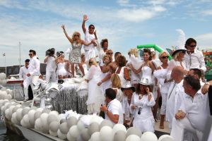06-08-2009 SHOWBIZZ; GAY PRIDE AMSTERDAM TREKT MEER DAN 600.000 BEZOEKERS. Een giga festijn de 2009 Gay Pride in Amsterdam, duizenden bootjes, honderdduizenden bezoekers en een Sinterklaas die na het uur moest worden opgenomen met wel heel vreemde verschijnselen, en als wij de media moeten geloven na het drinken van een wodkaatje. Wij weten beter want wij waren er smorgens vroeg al bij,plaats van alle verrassingen De Westerdok haven.Toen was het nog niet heet, er waaide een heerlijk windje en de aanwezige BNers hadden er zin in, zelfs Sint Nicolaas of te wel Gordon. Menig drankje gleed naar binnen voordat de boten vertrokken richting de Prinsengracht. Als dat maar goed gaat dacht ik nog. En het ging niet goed, Sint Nicolaas werd witter dan wit en werd lieftallig verzorgd door de dames met ijsklontjes. Niks hitte beroerte of een schommelende boot, zware mijter of Sinterklaaspak van velours. Gordon droeg een wit katoenen pantalon en een katoenen hemt met inderdaad een mantel die helemaal los hing. Niks bevangen door de hitte, andere oorzaken dwongen hem tot stoppen van de Stoompoot boot. Sinterklaas werd afgevoerd in een ambulance voor verder onderzoek. Zondag avond was Gordon weer van de partij om de Gay Pride party te besluiten met een optreden. Al met al weer een zeer bewogen weekend voor vele mensen.
foto: Albert den Iseger
