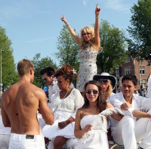 06-08-2009 SHOWBIZZ; GAY PRIDE AMSTERDAM TREKT MEER DAN 600.000 BEZOEKERS. Een giga festijn de 2009 Gay Pride in Amsterdam, duizenden bootjes, honderdduizenden bezoekers en een Sinterklaas die na het uur moest worden opgenomen met wel heel vreemde verschijnselen, en als wij de media moeten geloven na het drinken van een wodkaatje. Wij weten beter want wij waren er smorgens vroeg al bij,plaats van alle verrassingen De Westerdok haven.Toen was het nog niet heet, er waaide een heerlijk windje en de aanwezige BNers hadden er zin in, zelfs Sint Nicolaas of te wel Gordon. Menig drankje gleed naar binnen voordat de boten vertrokken richting de Prinsengracht. Als dat maar goed gaat dacht ik nog. En het ging niet goed, Sint Nicolaas werd witter dan wit en werd lieftallig verzorgd door de dames met ijsklontjes. Niks hitte beroerte of een schommelende boot, zware mijter of Sinterklaaspak van velours. Gordon droeg een wit katoenen pantalon en een katoenen hemt met inderdaad een mantel die helemaal los hing. Niks bevangen door de hitte, andere oorzaken dwongen hem tot stoppen van de Stoompoot boot. Sinterklaas werd afgevoerd in een ambulance voor verder onderzoek. Zondag avond was Gordon weer van de partij om de Gay Pride party te besluiten met een optreden. Al met al weer een zeer bewogen weekend voor vele mensen.
foto: Albert den Iseger