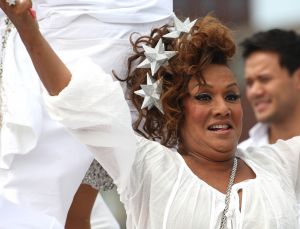 06-08-2009 SHOWBIZZ; GAY PRIDE AMSTERDAM TREKT MEER DAN 600.000 BEZOEKERS. Een giga festijn de 2009 Gay Pride in Amsterdam, duizenden bootjes, honderdduizenden bezoekers en een Sinterklaas die na het uur moest worden opgenomen met wel heel vreemde verschijnselen, en als wij de media moeten geloven na het drinken van een wodkaatje. Wij weten beter want wij waren er smorgens vroeg al bij,plaats van alle verrassingen De Westerdok haven.Toen was het nog niet heet, er waaide een heerlijk windje en de aanwezige BNers hadden er zin in, zelfs Sint Nicolaas of te wel Gordon. Menig drankje gleed naar binnen voordat de boten vertrokken richting de Prinsengracht. Als dat maar goed gaat dacht ik nog. En het ging niet goed, Sint Nicolaas werd witter dan wit en werd lieftallig verzorgd door de dames met ijsklontjes. Niks hitte beroerte of een schommelende boot, zware mijter of Sinterklaaspak van velours. Gordon droeg een wit katoenen pantalon en een katoenen hemt met inderdaad een mantel die helemaal los hing. Niks bevangen door de hitte, andere oorzaken dwongen hem tot stoppen van de Stoompoot boot. Sinterklaas werd afgevoerd in een ambulance voor verder onderzoek. Zondag avond was Gordon weer van de partij om de Gay Pride party te besluiten met een optreden. Al met al weer een zeer bewogen weekend voor vele mensen.
foto: Albert den Iseger