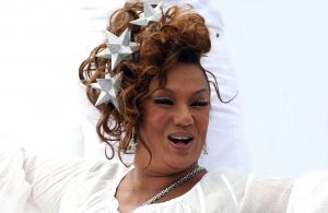 06-08-2009 SHOWBIZZ; GAY PRIDE AMSTERDAM TREKT MEER DAN 600.000 BEZOEKERS. Een giga festijn de 2009 Gay Pride in Amsterdam, duizenden bootjes, honderdduizenden bezoekers en een Sinterklaas die na het uur moest worden opgenomen met wel heel vreemde verschijnselen, en als wij de media moeten geloven na het drinken van een wodkaatje. Wij weten beter want wij waren er smorgens vroeg al bij,plaats van alle verrassingen De Westerdok haven.Toen was het nog niet heet, er waaide een heerlijk windje en de aanwezige BNers hadden er zin in, zelfs Sint Nicolaas of te wel Gordon. Menig drankje gleed naar binnen voordat de boten vertrokken richting de Prinsengracht. Als dat maar goed gaat dacht ik nog. En het ging niet goed, Sint Nicolaas werd witter dan wit en werd lieftallig verzorgd door de dames met ijsklontjes. Niks hitte beroerte of een schommelende boot, zware mijter of Sinterklaaspak van velours. Gordon droeg een wit katoenen pantalon en een katoenen hemt met inderdaad een mantel die helemaal los hing. Niks bevangen door de hitte, andere oorzaken dwongen hem tot stoppen van de Stoompoot boot. Sinterklaas werd afgevoerd in een ambulance voor verder onderzoek. Zondag avond was Gordon weer van de partij om de Gay Pride party te besluiten met een optreden. Al met al weer een zeer bewogen weekend voor vele mensen.
foto: Albert den Iseger