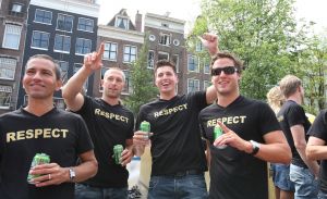 06-08-2009 SHOWBIZZ; GAY PRIDE AMSTERDAM TREKT MEER DAN 600.000 BEZOEKERS. Een giga festijn de 2009 Gay Pride in Amsterdam, duizenden bootjes, honderdduizenden bezoekers en een Sinterklaas die na het uur moest worden opgenomen met wel heel vreemde verschijnselen, en als wij de media moeten geloven na het drinken van een wodkaatje. Wij weten beter want wij waren er smorgens vroeg al bij,plaats van alle verrassingen De Westerdok haven.Toen was het nog niet heet, er waaide een heerlijk windje en de aanwezige BNers hadden er zin in, zelfs Sint Nicolaas of te wel Gordon. Menig drankje gleed naar binnen voordat de boten vertrokken richting de Prinsengracht. Als dat maar goed gaat dacht ik nog. En het ging niet goed, Sint Nicolaas werd witter dan wit en werd lieftallig verzorgd door de dames met ijsklontjes. Niks hitte beroerte of een schommelende boot, zware mijter of Sinterklaaspak van velours. Gordon droeg een wit katoenen pantalon en een katoenen hemt met inderdaad een mantel die helemaal los hing. Niks bevangen door de hitte, andere oorzaken dwongen hem tot stoppen van de Stoompoot boot. Sinterklaas werd afgevoerd in een ambulance voor verder onderzoek. Zondag avond was Gordon weer van de partij om de Gay Pride party te besluiten met een optreden. Al met al weer een zeer bewogen weekend voor vele mensen.
foto: Albert den Iseger