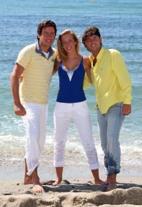 20-08-2009 SHOWBIZZ; VERLIEFD OP MARA EN SAMEN ZWANGER AAN DE COSTA DEL SOL. Renzo Kazan en zijn Mara zijn dolgelukkig en super verliefd, wij troffen het stel wandelend aan op het strand in Cabopino. Gezellig gingen wij samen even wat drinken en Barbara Plugge tekende een verliefd verhaal op wat deze week in uw weekblad Prive staat uitaard met exclusieve foto-s van het verliefde stel en de rest van de familie Kazan die weer helemaal TOP zijn aan de Spaanse Costa-s en ook binnenkort aan een Nederlandse tournee beginnen.
foto: Albert den Iseger.