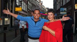 06-08-2009 SHOWBIZZ; GAY PRIDE AMSTERDAM TREKT MEER DAN 600.000 BEZOEKERS. Een giga festijn de 2009 Gay Pride in Amsterdam, duizenden bootjes, honderdduizenden bezoekers en een Sinterklaas die na het uur moest worden opgenomen met wel heel vreemde verschijnselen, en als wij de media moeten geloven na het drinken van een wodkaatje. Wij weten beter want wij waren er smorgens vroeg al bij,plaats van alle verrassingen De Westerdok haven.Toen was het nog niet heet, er waaide een heerlijk windje en de aanwezige BNers hadden er zin in, zelfs Sint Nicolaas of te wel Gordon. Menig drankje gleed naar binnen voordat de boten vertrokken richting de Prinsengracht. Als dat maar goed gaat dacht ik nog. En het ging niet goed, Sint Nicolaas werd witter dan wit en werd lieftallig verzorgd door de dames met ijsklontjes. Niks hitte beroerte of een schommelende boot, zware mijter of Sinterklaaspak van velours. Gordon droeg een wit katoenen pantalon en een katoenen hemt met inderdaad een mantel die helemaal los hing. Niks bevangen door de hitte, andere oorzaken dwongen hem tot stoppen van de Stoompoot boot. Sinterklaas werd afgevoerd in een ambulance voor verder onderzoek. Zondag avond was Gordon weer van de partij om de Gay Pride party te besluiten met een optreden. Al met al weer een zeer bewogen weekend voor vele mensen.
foto: Albert den Iseger
