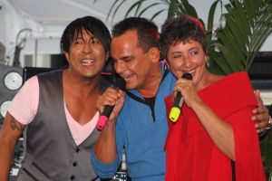06-08-2009 SHOWBIZZ; GAY PRIDE AMSTERDAM TREKT MEER DAN 600.000 BEZOEKERS. Een giga festijn de 2009 Gay Pride in Amsterdam, duizenden bootjes, honderdduizenden bezoekers en een Sinterklaas die na het uur moest worden opgenomen met wel heel vreemde verschijnselen, en als wij de media moeten geloven na het drinken van een wodkaatje. Wij weten beter want wij waren er smorgens vroeg al bij,plaats van alle verrassingen De Westerdok haven.Toen was het nog niet heet, er waaide een heerlijk windje en de aanwezige BNers hadden er zin in, zelfs Sint Nicolaas of te wel Gordon. Menig drankje gleed naar binnen voordat de boten vertrokken richting de Prinsengracht. Als dat maar goed gaat dacht ik nog. En het ging niet goed, Sint Nicolaas werd witter dan wit en werd lieftallig verzorgd door de dames met ijsklontjes. Niks hitte beroerte of een schommelende boot, zware mijter of Sinterklaaspak van velours. Gordon droeg een wit katoenen pantalon en een katoenen hemt met inderdaad een mantel die helemaal los hing. Niks bevangen door de hitte, andere oorzaken dwongen hem tot stoppen van de Stoompoot boot. Sinterklaas werd afgevoerd in een ambulance voor verder onderzoek. Zondag avond was Gordon weer van de partij om de Gay Pride party te besluiten met een optreden. Al met al weer een zeer bewogen weekend voor vele mensen.
foto: Albert den Iseger