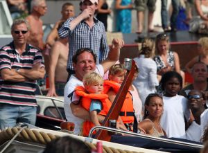 06-08-2009 SHOWBIZZ; GAY PRIDE AMSTERDAM TREKT MEER DAN 600.000 BEZOEKERS. Een giga festijn de 2009 Gay Pride in Amsterdam, duizenden bootjes, honderdduizenden bezoekers en een Sinterklaas die na het uur moest worden opgenomen met wel heel vreemde verschijnselen, en als wij de media moeten geloven na het drinken van een wodkaatje. Wij weten beter want wij waren er smorgens vroeg al bij,plaats van alle verrassingen De Westerdok haven.Toen was het nog niet heet, er waaide een heerlijk windje en de aanwezige BNers hadden er zin in, zelfs Sint Nicolaas of te wel Gordon. Menig drankje gleed naar binnen voordat de boten vertrokken richting de Prinsengracht. Als dat maar goed gaat dacht ik nog. En het ging niet goed, Sint Nicolaas werd witter dan wit en werd lieftallig verzorgd door de dames met ijsklontjes. Niks hitte beroerte of een schommelende boot, zware mijter of Sinterklaaspak van velours. Gordon droeg een wit katoenen pantalon en een katoenen hemt met inderdaad een mantel die helemaal los hing. Niks bevangen door de hitte, andere oorzaken dwongen hem tot stoppen van de Stoompoot boot. Sinterklaas werd afgevoerd in een ambulance voor verder onderzoek. Zondag avond was Gordon weer van de partij om de Gay Pride party te besluiten met een optreden. Al met al weer een zeer bewogen weekend voor vele mensen.
foto: Albert den Iseger