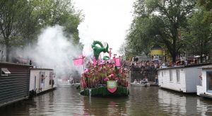 06-08-2009 SHOWBIZZ; GAY PRIDE AMSTERDAM TREKT MEER DAN 600.000 BEZOEKERS. Een giga festijn de 2009 Gay Pride in Amsterdam, duizenden bootjes, honderdduizenden bezoekers en een Sinterklaas die na het uur moest worden opgenomen met wel heel vreemde verschijnselen, en als wij de media moeten geloven na het drinken van een wodkaatje. Wij weten beter want wij waren er smorgens vroeg al bij,plaats van alle verrassingen De Westerdok haven.Toen was het nog niet heet, er waaide een heerlijk windje en de aanwezige BNers hadden er zin in, zelfs Sint Nicolaas of te wel Gordon. Menig drankje gleed naar binnen voordat de boten vertrokken richting de Prinsengracht. Als dat maar goed gaat dacht ik nog. En het ging niet goed, Sint Nicolaas werd witter dan wit en werd lieftallig verzorgd door de dames met ijsklontjes. Niks hitte beroerte of een schommelende boot, zware mijter of Sinterklaaspak van velours. Gordon droeg een wit katoenen pantalon en een katoenen hemt met inderdaad een mantel die helemaal los hing. Niks bevangen door de hitte, andere oorzaken dwongen hem tot stoppen van de Stoompoot boot. Sinterklaas werd afgevoerd in een ambulance voor verder onderzoek. Zondag avond was Gordon weer van de partij om de Gay Pride party te besluiten met een optreden. Al met al weer een zeer bewogen weekend voor vele mensen.
foto: Albert den Iseger