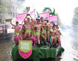 06-08-2009 SHOWBIZZ; GAY PRIDE AMSTERDAM TREKT MEER DAN 600.000 BEZOEKERS. Een giga festijn de 2009 Gay Pride in Amsterdam, duizenden bootjes, honderdduizenden bezoekers en een Sinterklaas die na het uur moest worden opgenomen met wel heel vreemde verschijnselen, en als wij de media moeten geloven na het drinken van een wodkaatje. Wij weten beter want wij waren er smorgens vroeg al bij,plaats van alle verrassingen De Westerdok haven.Toen was het nog niet heet, er waaide een heerlijk windje en de aanwezige BNers hadden er zin in, zelfs Sint Nicolaas of te wel Gordon. Menig drankje gleed naar binnen voordat de boten vertrokken richting de Prinsengracht. Als dat maar goed gaat dacht ik nog. En het ging niet goed, Sint Nicolaas werd witter dan wit en werd lieftallig verzorgd door de dames met ijsklontjes. Niks hitte beroerte of een schommelende boot, zware mijter of Sinterklaaspak van velours. Gordon droeg een wit katoenen pantalon en een katoenen hemt met inderdaad een mantel die helemaal los hing. Niks bevangen door de hitte, andere oorzaken dwongen hem tot stoppen van de Stoompoot boot. Sinterklaas werd afgevoerd in een ambulance voor verder onderzoek. Zondag avond was Gordon weer van de partij om de Gay Pride party te besluiten met een optreden. Al met al weer een zeer bewogen weekend voor vele mensen.
foto: Albert den Iseger