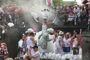 06-08-2009 SHOWBIZZ; GAY PRIDE AMSTERDAM TREKT MEER DAN 600.000 BEZOEKERS. Een giga festijn de 2009 Gay Pride in Amsterdam, duizenden bootjes, honderdduizenden bezoekers en een Sinterklaas die na het uur moest worden opgenomen met wel heel vreemde verschijnselen, en als wij de media moeten geloven na het drinken van een wodkaatje. Wij weten beter want wij waren er smorgens vroeg al bij,plaats van alle verrassingen De Westerdok haven.Toen was het nog niet heet, er waaide een heerlijk windje en de aanwezige BNers hadden er zin in, zelfs Sint Nicolaas of te wel Gordon. Menig drankje gleed naar binnen voordat de boten vertrokken richting de Prinsengracht. Als dat maar goed gaat dacht ik nog. En het ging niet goed, Sint Nicolaas werd witter dan wit en werd lieftallig verzorgd door de dames met ijsklontjes. Niks hitte beroerte of een schommelende boot, zware mijter of Sinterklaaspak van velours. Gordon droeg een wit katoenen pantalon en een katoenen hemt met inderdaad een mantel die helemaal los hing. Niks bevangen door de hitte, andere oorzaken dwongen hem tot stoppen van de Stoompoot boot. Sinterklaas werd afgevoerd in een ambulance voor verder onderzoek. Zondag avond was Gordon weer van de partij om de Gay Pride party te besluiten met een optreden. Al met al weer een zeer bewogen weekend voor vele mensen.
foto: Albert den Iseger