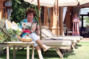 23-08-2009 SHOWBIZZ; TOOS V.D.VALK VERTELT OVER HAAR LEVEN ZONDER GERRIT. Wij gingen op bezoek bij Toos van der Valk in het tropische Marbella .Het is Toos eerste zomer zonder haar onvergetelijke Gerrit. Barbara Plugge schreef een mooi verhaal en ik maakte foto-s van Toos van der Valk samen met dochter Carlita en kleindochter Danielle. Deze week in weekblad Prive een verhaal over deze alleraardigste moeder en oma die haar Gerrit nog elke minuut van de dag mist.
foto: Albert den Iseger.