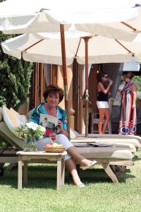 23-08-2009 SHOWBIZZ; TOOS V.D.VALK VERTELT OVER HAAR LEVEN ZONDER GERRIT. Wij gingen op bezoek bij Toos van der Valk in het tropische Marbella .Het is Toos eerste zomer zonder haar onvergetelijke Gerrit. Barbara Plugge schreef een mooi verhaal en ik maakte foto-s van Toos van der Valk samen met dochter Carlita en kleindochter Danielle. Deze week in weekblad Prive een verhaal over deze alleraardigste moeder en oma die haar Gerrit nog elke minuut van de dag mist.
foto: Albert den Iseger.