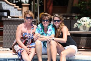 23-08-2009 SHOWBIZZ; TOOS V.D.VALK VERTELT OVER HAAR LEVEN ZONDER GERRIT. Wij gingen op bezoek bij Toos van der Valk in het tropische Marbella .Het is Toos eerste zomer zonder haar onvergetelijke Gerrit. Barbara Plugge schreef een mooi verhaal en ik maakte foto-s van Toos van der Valk samen met dochter Carlita en kleindochter Danielle. Deze week in weekblad Prive een verhaal over deze alleraardigste moeder en oma die haar Gerrit nog elke minuut van de dag mist.
foto: Albert den Iseger.