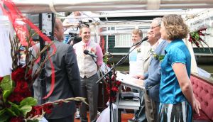 06-08-2009 SHOWBIZZ; GAY PRIDE AMSTERDAM TREKT MEER DAN 600.000 BEZOEKERS. Een giga festijn de 2009 Gay Pride in Amsterdam, duizenden bootjes, honderdduizenden bezoekers en een Sinterklaas die na het uur moest worden opgenomen met wel heel vreemde verschijnselen, en als wij de media moeten geloven na het drinken van een wodkaatje. Wij weten beter want wij waren er smorgens vroeg al bij,plaats van alle verrassingen De Westerdok haven.Toen was het nog niet heet, er waaide een heerlijk windje en de aanwezige BNers hadden er zin in, zelfs Sint Nicolaas of te wel Gordon. Menig drankje gleed naar binnen voordat de boten vertrokken richting de Prinsengracht. Als dat maar goed gaat dacht ik nog. En het ging niet goed, Sint Nicolaas werd witter dan wit en werd lieftallig verzorgd door de dames met ijsklontjes. Niks hitte beroerte of een schommelende boot, zware mijter of Sinterklaaspak van velours. Gordon droeg een wit katoenen pantalon en een katoenen hemt met inderdaad een mantel die helemaal los hing. Niks bevangen door de hitte, andere oorzaken dwongen hem tot stoppen van de Stoompoot boot. Sinterklaas werd afgevoerd in een ambulance voor verder onderzoek. Zondag avond was Gordon weer van de partij om de Gay Pride party06-08-2009 SHOWBIZZ; GAY PRIDE AMSTERDAM TREKT MEER DAN 600.000 BEZOEKERS. Een giga festijn de 2009 Gay Pride in Amsterdam, duizenden bootjes, honderdduizenden bezoekers en een Sinterklaas die na het uur moest worden opgenomen met wel heel vreemde verschijnselen, en als wij de media moeten geloven na het drinken van een wodkaatje. Wij weten beter want wij waren er smorgens vroeg al bij,plaats van alle verrassingen De Westerdok haven.Toen was het nog niet heet, er waaide een heerlijk windje en de aanwezige BNers hadden er zin in, zelfs Sint Nicolaas of te wel Gordon. Menig drankje gleed naar binnen voordat de boten vertrokken richting de Prinsengracht. Als dat maar goed gaat dacht ik nog. En het ging niet goed, Sint Nicolaas werd witter dan wit en werd lieftallig verzorgd door de dames met ijsklontjes. Niks hitte beroerte of een schommelende boot, zware mijter of Sinterklaaspak van velours. Gordon droeg een wit katoenen pantalon en een katoenen hemt met inderdaad een mantel die helemaal los hing. Niks bevangen door de hitte, andere oorzaken dwongen hem tot stoppen van de Stoompoot boot. Sinterklaas werd afgevoerd in een ambulance voor verder onderzoek. Zondag avond was Gordon weer van de partij om de Gay Pride party te besluiten met een optreden. Al met al weer een zeer bewogen weekend voor vele mensen.
foto: Albert den Iseger te besluiten met een optreden. Al met al weer een zeer bewogen weekend voor vele mensen.
foto: Albert den Iseger