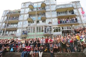 06-08-2009 SHOWBIZZ; GAY PRIDE AMSTERDAM TREKT MEER DAN 600.000 BEZOEKERS. Een giga festijn de 2009 Gay Pride in Amsterdam, duizenden bootjes, honderdduizenden bezoekers en een Sinterklaas die na het uur moest worden opgenomen met wel heel vreemde verschijnselen, en als wij de media moeten geloven na het drinken van een wodkaatje. Wij weten beter want wij waren er smorgens vroeg al bij,plaats van alle verrassingen De Westerdok haven.Toen was het nog niet heet, er waaide een heerlijk windje en de aanwezige BNers hadden er zin in, zelfs Sint Nicolaas of te wel Gordon. Menig drankje gleed naar binnen voordat de boten vertrokken richting de Prinsengracht. Als dat maar goed gaat dacht ik nog. En het ging niet goed, Sint Nicolaas werd witter dan wit en werd lieftallig verzorgd door de dames met ijsklontjes. Niks hitte beroerte of een schommelende boot, zware mijter of Sinterklaaspak van velours. Gordon droeg een wit katoenen pantalon en een katoenen hemt met inderdaad een mantel die helemaal los hing. Niks bevangen door de hitte, andere oorzaken dwongen hem tot stoppen van de Stoompoot boot. Sinterklaas werd afgevoerd in een ambulance voor verder onderzoek. Zondag avond was Gordon weer van de partij om de Gay Pride party te besluiten met een optreden. Al met al weer een zeer bewogen weekend voor vele mensen.
foto: Albert den Iseger