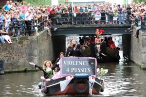 06-08-2009 SHOWBIZZ; GAY PRIDE AMSTERDAM TREKT MEER DAN 600.000 BEZOEKERS. Een giga festijn de 2009 Gay Pride in Amsterdam, duizenden bootjes, honderdduizenden bezoekers en een Sinterklaas die na het uur moest worden opgenomen met wel heel vreemde verschijnselen, en als wij de media moeten geloven na het drinken van een wodkaatje. Wij weten beter want wij waren er smorgens vroeg al bij,plaats van alle verrassingen De Westerdok haven.Toen was het nog niet heet, er waaide een heerlijk windje en de aanwezige BNers hadden er zin in, zelfs Sint Nicolaas of te wel Gordon. Menig drankje gleed naar binnen voordat de boten vertrokken richting de Prinsengracht. Als dat maar goed gaat dacht ik nog. En het ging niet goed, Sint Nicolaas werd witter dan wit en werd lieftallig verzorgd door de dames met ijsklontjes. Niks hitte beroerte of een schommelende boot, zware mijter of Sinterklaaspak van velours. Gordon droeg een wit katoenen pantalon en een katoenen hemt met inderdaad een mantel die helemaal los hing. Niks bevangen door de hitte, andere oorzaken dwongen hem tot stoppen van de Stoompoot boot. Sinterklaas werd afgevoerd in een ambulance voor verder onderzoek. Zondag avond was Gordon weer van de partij om de Gay Pride party te besluiten met een optreden. Al met al weer een zeer bewogen weekend voor vele mensen.
foto: Albert den Iseger
