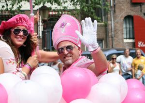 06-08-2009 SHOWBIZZ; GAY PRIDE AMSTERDAM TREKT MEER DAN 600.000 BEZOEKERS. Een giga festijn de 2009 Gay Pride in Amsterdam, duizenden bootjes, honderdduizenden bezoekers en een Sinterklaas die na het uur moest worden opgenomen met wel heel vreemde verschijnselen, en als wij de media moeten geloven na het drinken van een wodkaatje. Wij weten beter want wij waren er smorgens vroeg al bij,plaats van alle verrassingen De Westerdok haven.Toen was het nog niet heet, er waaide een heerlijk windje en de aanwezige BNers hadden er zin in, zelfs Sint Nicolaas of te wel Gordon. Menig drankje gleed naar binnen voordat de boten vertrokken richting de Prinsengracht. Als dat maar goed gaat dacht ik nog. En het ging niet goed, Sint Nicolaas werd witter dan wit en werd lieftallig verzorgd door de dames met ijsklontjes. Niks hitte beroerte of een schommelende boot, zware mijter of Sinterklaaspak van velours. Gordon droeg een wit katoenen pantalon en een katoenen hemt met inderdaad een mantel die helemaal los hing. Niks bevangen door de hitte, andere oorzaken dwongen hem tot stoppen van de Stoompoot boot. Sinterklaas werd afgevoerd in een ambulance voor verder onderzoek. Zondag avond was Gordon weer van de partij om de Gay Pride party te besluiten met een optreden. Al met al weer een zeer bewogen weekend voor vele mensen.
foto: Albert den Iseger