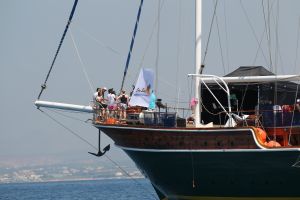 19-08-2010 SHOWBIZZ; DE ZOMER VOORBIJ MET JAN SMIT  NICK&SIMON EN DE 3 JS. Op het Griekse Kreta waren de opname s voor het Tros programma Jan Smit de Zomer Voorbij. Het was vooral dolle pret en veel muziek aan boord van de gehuurde drie master. Diverse gasten werden ingevlogen en maakten deel uit van het zomerse Volendamse gevoel wat ze echter niet gauw meer zullen vergeten. Deze week het zomerse Griekse verhaal in weekblad Prive. De zomer voorbij met Jan Smit en zijn muzikale vrienden is vanaf 12 September te zien bij de Tros.
foto: Albert den Iseger