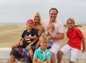 13-08-2010 SHOWBIZZ; FAMILIE BAUER OP VAKANTIE NAAR CAN. EILANDEN.
foto: Albert den Iseger.