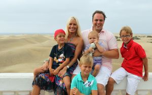 13-08-2010 SHOWBIZZ; FAMILIE BAUER OP VAKANTIE NAAR CAN. EILANDEN.
foto: Albert den Iseger.