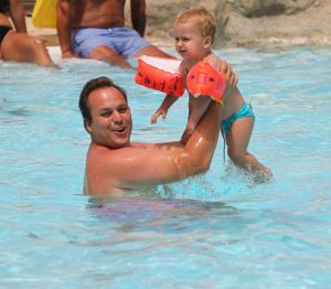 13-08-2010 SHOWBIZZ; FAMILIE BAUER OP VAKANTIE NAAR CAN. EILANDEN.
foto: Albert den Iseger.