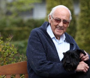30-08-2010 SHOWBIZZ; SCHRIJVER APPIE BAANTJER OVERLEDEN. Oud politie man en schrijver Appie Baantjer is na een kort ziektebed overleden. Hij is 86 jaar oud geworden.
Appie Baantjer verkocht meer dan 7 miljoen boeken en in de jaren 90 verscheen er bij RTL een televisie serie naar zijn boeken. Zijn laatste boek schreef hij samen met Simon De Waal
De boeken van Baantjer werden vertaald in vele talen waaronder Engels-Duits-Pools en zelfs in het Chinees. In April jongsleden waren wij nog op visite bij Baantjer in zijn woonplaats Medemblik.
foto: Albert den Iseger