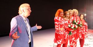 09-08-2010 SHOWBIZZ; CRAZY SHOPPING PREMIERE IN CARRE AMSTERDAM. Het schijnt de verrassing te worden van dit seizoen CRAZY SHOPPING de musical. Met oa. Miranda van Kralingen-Antje Montero-Casey Francisco-Carolina Mout en Tony Neef. Een Hilarische show die je blij moet maken. De kritieken waren niet al te best voor deze vooral verrassende musical.
foto: Albert den Iseger