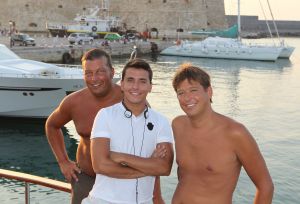 19-08-2010 SHOWBIZZ; DE ZOMER VOORBIJ MET JAN SMIT  NICK&SIMON EN DE 3 JS. Op het Griekse Kreta waren de opname s voor het Tros programma Jan Smit de Zomer Voorbij. Het was vooral dolle pret en veel muziek aan boord van de gehuurde drie master. Diverse gasten werden ingevlogen en maakten deel uit van het zomerse Volendamse gevoel wat ze echter niet gauw meer zullen vergeten. Deze week het zomerse Griekse verhaal in weekblad Prive. De zomer voorbij met Jan Smit en zijn muzikale vrienden is vanaf 12 September te zien bij de Tros.
foto: Albert den Iseger