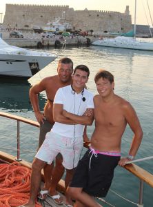 19-08-2010 SHOWBIZZ; DE ZOMER VOORBIJ MET JAN SMIT  NICK&SIMON EN DE 3 JS. Op het Griekse Kreta waren de opname s voor het Tros programma Jan Smit de Zomer Voorbij. Het was vooral dolle pret en veel muziek aan boord van de gehuurde drie master. Diverse gasten werden ingevlogen en maakten deel uit van het zomerse Volendamse gevoel wat ze echter niet gauw meer zullen vergeten. Deze week het zomerse Griekse verhaal in weekblad Prive. De zomer voorbij met Jan Smit en zijn muzikale vrienden is vanaf 12 September te zien bij de Tros.
foto: Albert den Iseger