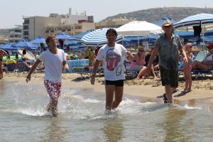 19-08-2010 SHOWBIZZ; DE ZOMER VOORBIJ MET JAN SMIT  NICK&SIMON EN DE 3 JS. Op het Griekse Kreta waren de opname s voor het Tros programma Jan Smit de Zomer Voorbij. Het was vooral dolle pret en veel muziek aan boord van de gehuurde drie master. Diverse gasten werden ingevlogen en maakten deel uit van het zomerse Volendamse gevoel wat ze echter niet gauw meer zullen vergeten. Deze week het zomerse Griekse verhaal in weekblad Prive. De zomer voorbij met Jan Smit en zijn muzikale vrienden is vanaf 12 September te zien bij de Tros.
foto: Albert den Iseger