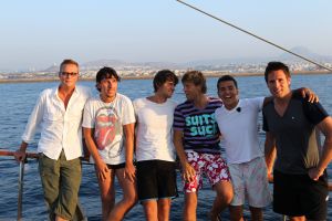 19-08-2010 SHOWBIZZ; DE ZOMER VOORBIJ MET JAN SMIT  NICK&SIMON EN DE 3 JS. Op het Griekse Kreta waren de opname s voor het Tros programma Jan Smit de Zomer Voorbij. Het was vooral dolle pret en veel muziek aan boord van de gehuurde drie master. Diverse gasten werden ingevlogen en maakten deel uit van het zomerse Volendamse gevoel wat ze echter niet gauw meer zullen vergeten. Deze week het zomerse Griekse verhaal in weekblad Prive. De zomer voorbij met Jan Smit en zijn muzikale vrienden is vanaf 12 September te zien bij de Tros.
foto: Albert den Iseger