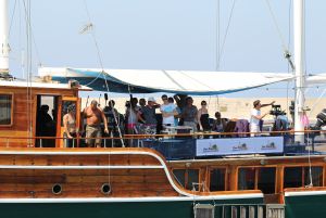 19-08-2010 SHOWBIZZ; DE ZOMER VOORBIJ MET JAN SMIT  NICK&SIMON EN DE 3 JS. Op het Griekse Kreta waren de opname s voor het Tros programma Jan Smit de Zomer Voorbij. Het was vooral dolle pret en veel muziek aan boord van de gehuurde drie master. Diverse gasten werden ingevlogen en maakten deel uit van het zomerse Volendamse gevoel wat ze echter niet gauw meer zullen vergeten. Deze week het zomerse Griekse verhaal in weekblad Prive. De zomer voorbij met Jan Smit en zijn muzikale vrienden is vanaf 12 September te zien bij de Tros.
foto: Albert den Iseger