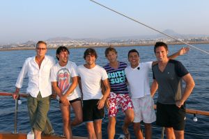 19-08-2010 SHOWBIZZ; DE ZOMER VOORBIJ MET JAN SMIT  NICK&SIMON EN DE 3 JS. Op het Griekse Kreta waren de opname s voor het Tros programma Jan Smit de Zomer Voorbij. Het was vooral dolle pret en veel muziek aan boord van de gehuurde drie master. Diverse gasten werden ingevlogen en maakten deel uit van het zomerse Volendamse gevoel wat ze echter niet gauw meer zullen vergeten. Deze week het zomerse Griekse verhaal in weekblad Prive. De zomer voorbij met Jan Smit en zijn muzikale vrienden is vanaf 12 September te zien bij de Tros.
foto: Albert den Iseger