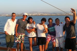 19-08-2010 SHOWBIZZ; DE ZOMER VOORBIJ MET JAN SMIT  NICK&SIMON EN DE 3 JS. Op het Griekse Kreta waren de opname s voor het Tros programma Jan Smit de Zomer Voorbij. Het was vooral dolle pret en veel muziek aan boord van de gehuurde drie master. Diverse gasten werden ingevlogen en maakten deel uit van het zomerse Volendamse gevoel wat ze echter niet gauw meer zullen vergeten. Deze week het zomerse Griekse verhaal in weekblad Prive. De zomer voorbij met Jan Smit en zijn muzikale vrienden is vanaf 12 September te zien bij de Tros.
foto: Albert den Iseger
