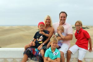 13-08-2010 SHOWBIZZ; FAMILIE BAUER OP VAKANTIE NAAR CAN. EILANDEN.
foto: Albert den Iseger.