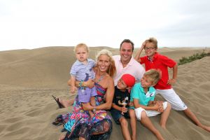 13-08-2010 SHOWBIZZ; FAMILIE BAUER OP VAKANTIE NAAR CAN. EILANDEN.
foto: Albert den Iseger.