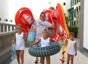 13-08-2010 SHOWBIZZ; FAMILIE BAUER OP VAKANTIE NAAR CAN. EILANDEN.
foto: Albert den Iseger.