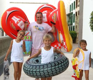 13-08-2010 SHOWBIZZ; FAMILIE BAUER OP VAKANTIE NAAR CAN. EILANDEN.
foto: Albert den Iseger.