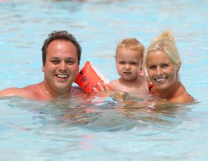 13-08-2010 SHOWBIZZ; FAMILIE BAUER OP VAKANTIE NAAR CAN. EILANDEN.
foto: Albert den Iseger.