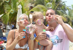 13-08-2010 SHOWBIZZ; FAMILIE BAUER OP VAKANTIE NAAR CAN. EILANDEN.
foto: Albert den Iseger.
