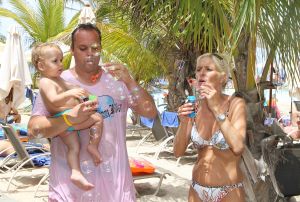 13-08-2010 SHOWBIZZ; FAMILIE BAUER OP VAKANTIE NAAR CAN. EILANDEN.
foto: Albert den Iseger.