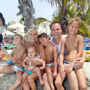 13-08-2010 SHOWBIZZ; FAMILIE BAUER OP VAKANTIE NAAR CAN. EILANDEN.
foto: Albert den Iseger.