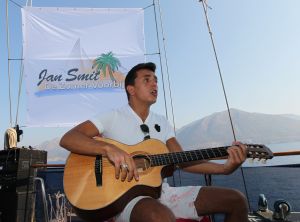 19-08-2010 SHOWBIZZ; DE ZOMER VOORBIJ MET JAN SMIT  NICK&SIMON EN DE 3 JS. Op het Griekse Kreta waren de opname s voor het Tros programma Jan Smit de Zomer Voorbij. Het was vooral dolle pret en veel muziek aan boord van de gehuurde drie master. Diverse gasten werden ingevlogen en maakten deel uit van het zomerse Volendamse gevoel wat ze echter niet gauw meer zullen vergeten. Deze week het zomerse Griekse verhaal in weekblad Prive. De zomer voorbij met Jan Smit en zijn muzikale vrienden is vanaf 12 September te zien bij de Tros.
foto: Albert den Iseger