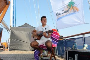 19-08-2010 SHOWBIZZ; DE ZOMER VOORBIJ MET JAN SMIT  NICK&SIMON EN DE 3 JS. Op het Griekse Kreta waren de opname s voor het Tros programma Jan Smit de Zomer Voorbij. Het was vooral dolle pret en veel muziek aan boord van de gehuurde drie master. Diverse gasten werden ingevlogen en maakten deel uit van het zomerse Volendamse gevoel wat ze echter niet gauw meer zullen vergeten. Deze week het zomerse Griekse verhaal in weekblad Prive. De zomer voorbij met Jan Smit en zijn muzikale vrienden is vanaf 12 September te zien bij de Tros.
foto: Albert den Iseger