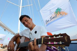 19-08-2010 SHOWBIZZ; DE ZOMER VOORBIJ MET JAN SMIT  NICK&SIMON EN DE 3 JS. Op het Griekse Kreta waren de opname s voor het Tros programma Jan Smit de Zomer Voorbij. Het was vooral dolle pret en veel muziek aan boord van de gehuurde drie master. Diverse gasten werden ingevlogen en maakten deel uit van het zomerse Volendamse gevoel wat ze echter niet gauw meer zullen vergeten. Deze week het zomerse Griekse verhaal in weekblad Prive. De zomer voorbij met Jan Smit en zijn muzikale vrienden is vanaf 12 September te zien bij de Tros.
foto: Albert den Iseger