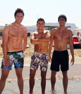 19-08-2010 SHOWBIZZ; DE ZOMER VOORBIJ MET JAN SMIT  NICK&SIMON EN DE 3 JS. Op het Griekse Kreta waren de opname s voor het Tros programma Jan Smit de Zomer Voorbij. Het was vooral dolle pret en veel muziek aan boord van de gehuurde drie master. Diverse gasten werden ingevlogen en maakten deel uit van het zomerse Volendamse gevoel wat ze echter niet gauw meer zullen vergeten. Deze week het zomerse Griekse verhaal in weekblad Prive. De zomer voorbij met Jan Smit en zijn muzikale vrienden is vanaf 12 September te zien bij de Tros.
foto: Albert den Iseger