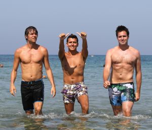 19-08-2010 SHOWBIZZ; DE ZOMER VOORBIJ MET JAN SMIT  NICK&SIMON EN DE 3 JS. Op het Griekse Kreta waren de opname s voor het Tros programma Jan Smit de Zomer Voorbij. Het was vooral dolle pret en veel muziek aan boord van de gehuurde drie master. Diverse gasten werden ingevlogen en maakten deel uit van het zomerse Volendamse gevoel wat ze echter niet gauw meer zullen vergeten. Deze week het zomerse Griekse verhaal in weekblad Prive. De zomer voorbij met Jan Smit en zijn muzikale vrienden is vanaf 12 September te zien bij de Tros.
foto: Albert den Iseger