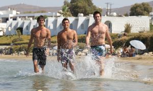 19-08-2010 SHOWBIZZ; DE ZOMER VOORBIJ MET JAN SMIT  NICK&SIMON EN DE 3 JS. Op het Griekse Kreta waren de opname s voor het Tros programma Jan Smit de Zomer Voorbij. Het was vooral dolle pret en veel muziek aan boord van de gehuurde drie master. Diverse gasten werden ingevlogen en maakten deel uit van het zomerse Volendamse gevoel wat ze echter niet gauw meer zullen vergeten. Deze week het zomerse Griekse verhaal in weekblad Prive. De zomer voorbij met Jan Smit en zijn muzikale vrienden is vanaf 12 September te zien bij de Tros.
foto: Albert den Iseger
