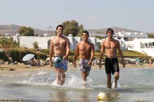 19-08-2010 SHOWBIZZ; DE ZOMER VOORBIJ MET JAN SMIT  NICK&SIMON EN DE 3 JS. Op het Griekse Kreta waren de opname s voor het Tros programma Jan Smit de Zomer Voorbij. Het was vooral dolle pret en veel muziek aan boord van de gehuurde drie master. Diverse gasten werden ingevlogen en maakten deel uit van het zomerse Volendamse gevoel wat ze echter niet gauw meer zullen vergeten. Deze week het zomerse Griekse verhaal in weekblad Prive. De zomer voorbij met Jan Smit en zijn muzikale vrienden is vanaf 12 September te zien bij de Tros.
foto: Albert den Iseger