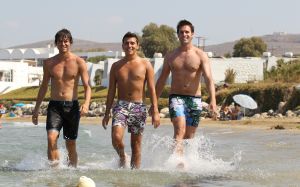 19-08-2010 SHOWBIZZ; DE ZOMER VOORBIJ MET JAN SMIT  NICK&SIMON EN DE 3 JS. Op het Griekse Kreta waren de opname s voor het Tros programma Jan Smit de Zomer Voorbij. Het was vooral dolle pret en veel muziek aan boord van de gehuurde drie master. Diverse gasten werden ingevlogen en maakten deel uit van het zomerse Volendamse gevoel wat ze echter niet gauw meer zullen vergeten. Deze week het zomerse Griekse verhaal in weekblad Prive. De zomer voorbij met Jan Smit en zijn muzikale vrienden is vanaf 12 September te zien bij de Tros.
foto: Albert den Iseger