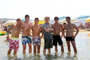 19-08-2010 SHOWBIZZ; DE ZOMER VOORBIJ MET JAN SMIT  NICK&SIMON EN DE 3 JS. Op het Griekse Kreta waren de opname s voor het Tros programma Jan Smit de Zomer Voorbij. Het was vooral dolle pret en veel muziek aan boord van de gehuurde drie master. Diverse gasten werden ingevlogen en maakten deel uit van het zomerse Volendamse gevoel wat ze echter niet gauw meer zullen vergeten. Deze week het zomerse Griekse verhaal in weekblad Prive. De zomer voorbij met Jan Smit en zijn muzikale vrienden is vanaf 12 September te zien bij de Tros.
foto: Albert den Iseger