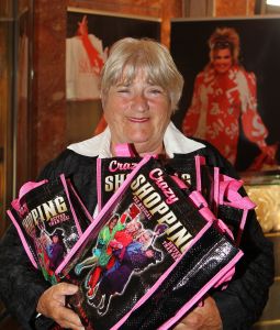 09-08-2010 SHOWBIZZ; CRAZY SHOPPING PREMIERE IN CARRE AMSTERDAM. Het schijnt de verrassing te worden van dit seizoen CRAZY SHOPPING de musical. Met oa. Miranda van Kralingen-Antje Montero-Casey Francisco-Carolina Mout en Tony Neef. Een Hilarische show die je blij moet maken. De kritieken waren niet al te best voor deze vooral verrassende musical.
foto: Albert den Iseger